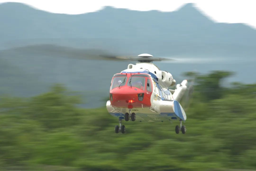 “吉祥鸟”国产AC313A直升机首飞成功